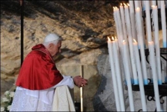 Lourdes in het grot.jpg
